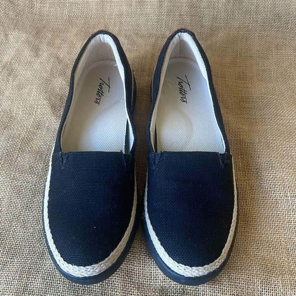 Trotters Black and Tan Mules - Picture 3 of 12